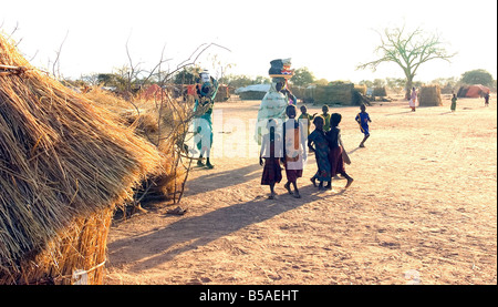 Cette année pour notre appel de Noël 2007 le Daily Mirror est un appel aux dons pour Oxfam s travaux d'urgence au Darfour au Soudan et l'Est du Tchad où trois millions de personnes innocentes chassées de leurs villages sont entièrement dépendants de l'aide humanitaire Banque D'Images