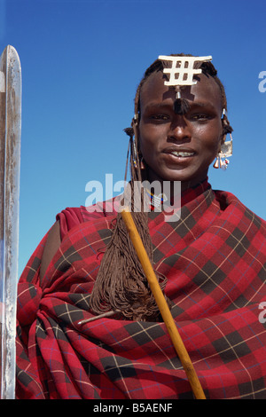 Guerrier Masai en rouge, Parc National de Masai Mara, Kenya, Afrique de l'Est, l'Afrique Banque D'Images