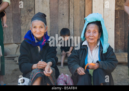 Les femmes du village tribal hmong de vendre de l'artisanat, Luang Prabang, Laos, Indochine, Asie du sud-est Banque D'Images