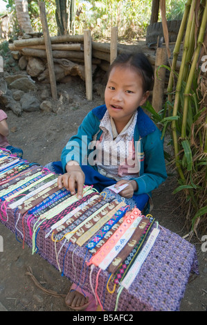 Village tribal Hmong pour vendre de l'artisanat, Luang Prabang, Laos, Indochine, Asie du sud-est Banque D'Images