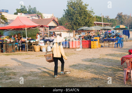 Stands de nourriture sur le côté de la rivière du Mékong, Vientiane, Laos, Indochine, Asie du sud-est Banque D'Images