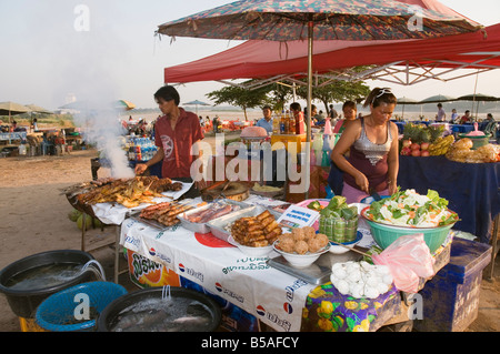 Stands de nourriture sur le côté de la rivière du Mékong, Vientiane, Laos, Indochine, Asie du sud-est Banque D'Images