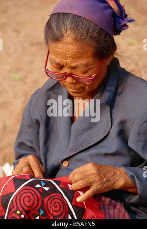 Couture dame Hmong au Laos Luang Prabang marché Indochine Asie Asie du sud-est Banque D'Images