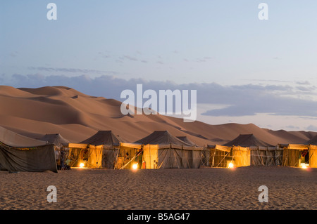 Camp touristique, Erg Awbari, désert du Sahara, Fezzan, Libye, Afrique du Nord, Afrique Banque D'Images