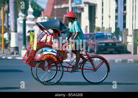 Un cycle rickshaw becak à Yogyakarta, Java, Indonésie, Asie du sud-est Banque D'Images