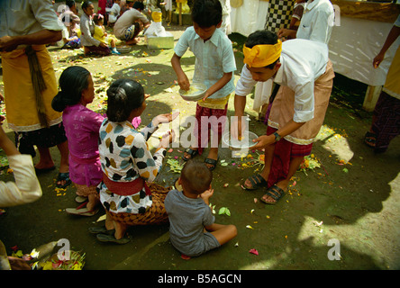 Les fidèles hindous recevant de l'eau sainte dans Pura Taman Pule temple le jour de Kuningan, Mas, Gianyar, Bali, Indonésie, Asie Banque D'Images