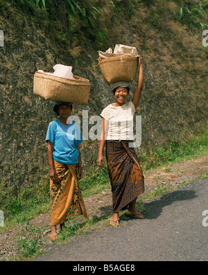 Portrait de deux femmes en costume traditionnel portant des paniers sur leurs têtes sur Bali Indonésie Asie Asie du sud-est Banque D'Images