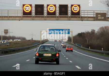 Affichage de la limite de vitesse sur l'autoroute A2, Hannover, Allemagne Banque D'Images