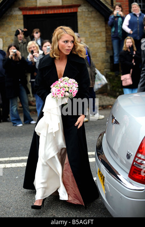 Mariage de Billie Piper et l'acteur Laurence Fox Billie Piper arrivant à l'église St Mary s dans le village Easebourne dans West Sussex aujourd'hui elle a épousé l'acteur Laurence Fox Photo par John Ferguson Banque D'Images