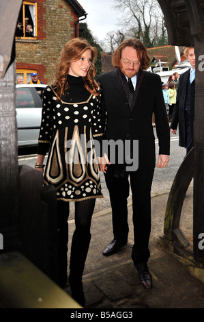 Mariage de Billie Piper et l'acteur Laurence Fox à l'église de St Mary s dans le West Sussex Easebourne Emilia Fox acteur Jared Harris anf mari arrivent pour le service Banque D'Images