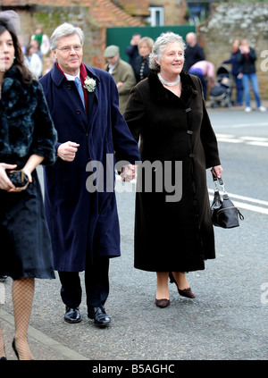 Mariage de Billie Piper et l'acteur Laurence Fox à l'église de St Mary s dans Easebourne West Sussex M. Mme James Fox arrivent à l'église Banque D'Images