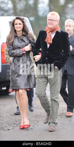 Mariage de Billie Piper et l'acteur Laurence Fox à l'église de St Mary's à Easebourne, West Sussex. Chris Evans avec sa troisième femme Natasha Shishmanian arrivent pour le service Banque D'Images