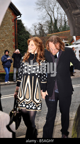 Mariage de Billie Piper et l'acteur Laurence Fox à l'église de St Mary s dans le West Sussex Easebourne Emilia Fox acteur Jared Harris anf mari arrivent pour le service Banque D'Images