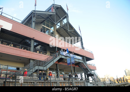 Pier 17 au South Street Seaport dans Lower Manhattan s'avance vers l'East River. Le centre commercial de trois étages dispose de restaurants et de magasins. Banque D'Images