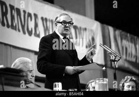 Homme politique James Callaghan lors d'un débat sur le marché commun. Rester à l'intérieur du Marché commun sera meilleure pour la Grande-Bretagne, l'Europe et le monde. C'était le conseil donné à la conférence d'une journée par le Premier Ministre  ; avril 1975  ; 75-02182-011 Banque D'Images