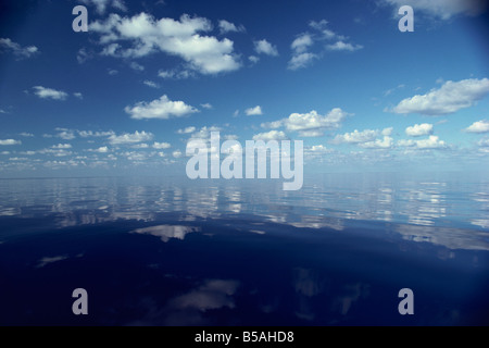 Réflexions de nuages blancs et ciel bleu dans l'eau de l'océan Indien aux Maldives, l'Océan Indien Banque D'Images