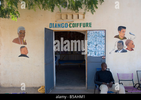 La ville de Ségou, coiffeurs, sur la rive du fleuve Niger, Mali, Afrique Banque D'Images