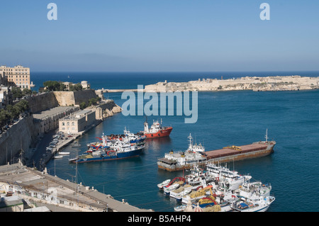 Vue sur le Grand Port avec bateaux de pêche pris de Barracca Gardens, La Valette, Malte, Méditerranée, Europe Banque D'Images