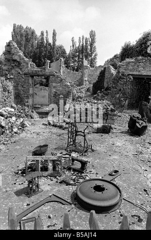 Vues générales du village de Oradour-Sur-Glane dans le sud-ouest de la France où les nazis sont venus au cours de la Seconde Guerre mondiale et pratiquement anéanti toute une communauté. Le village reste inchangé à ce jour, avec des bâtiments endommagés, l'épave d'une voiture à partir de laquelle le maire a été traîné comme un rappel et mémorial du passé. Juin 1980 80-03006-004 Banque D'Images