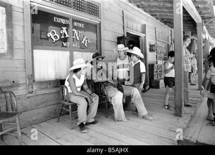 Le point culminant d'une visite à Old Tucson, le célèbre film emplacement dans le désert de l'Arizona, c'est faire l'expérience d'un "live" de coups dans les rues de la ville. Contrairement à la cowboy poussiéreux portant des bottes de daim talon haut et le combattre dehors sur les marches de la Banque mondiale, de l'autre côté de la rue est bordée de touristes vêtus de T-shirts, de sports et de chaussures de tir photos du tireur de combat et sheriff.. Notre photo montre : Juin 1980 Banque D'Images