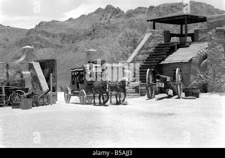 Le point culminant d'une visite à Old Tucson, le célèbre film emplacement dans le désert de l'Arizona, c'est faire l'expérience d'un "live" de coups dans les rues de la ville. Contrairement à la cowboy poussiéreux portant des bottes de daim talon haut et le combattre dehors sur les marches de la Banque mondiale, de l'autre côté de la rue est bordée de touristes vêtus de T-shirts, de sports et de chaussures de tir photos du tireur de combat et sheriff.. Notre photo montre:La Malle-Poste arrivant en ville. Juin 1980 Banque D'Images