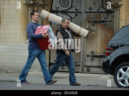 Homme portant un tapis Banque D'Images