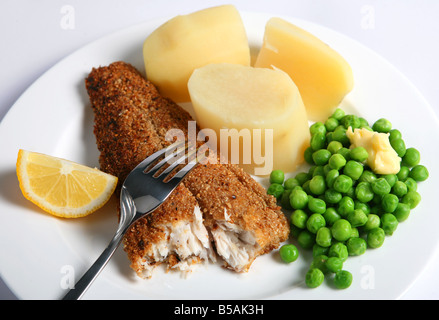 Le maquereau frit dans de la pâte à l'avoine servi avec des pois et des pommes de terre un plat écossais Banque D'Images