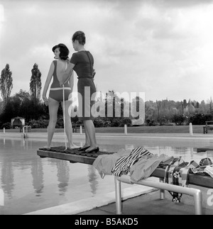 Judy Roberts qui a une tâche inhabituelle elle est un maillot de testeur, vu ici à l'oeuvre à l'échelle locale lido. Juin 1962 Banque D'Images