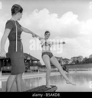 Judy Roberts qui a une tâche inhabituelle elle est un maillot de testeur, vu ici à l'oeuvre à l'échelle locale lido. Juin 1962 Banque D'Images