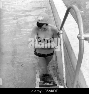 Judy Roberts qui a une tâche inhabituelle elle est un maillot de testeur, vu ici à l'oeuvre à l'échelle locale lido. Juin 1962 Banque D'Images