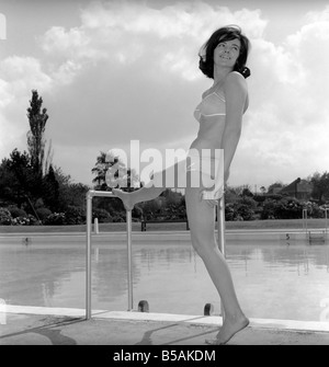 Judy Roberts qui a une tâche inhabituelle elle est un maillot de testeur, vu ici à l'oeuvre à l'échelle locale lido. Juin 1962 Banque D'Images