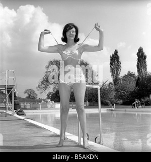 Judy Roberts qui a une tâche inhabituelle elle est un maillot de testeur, vu ici à l'oeuvre à l'échelle locale lido. Juin 1962 Banque D'Images