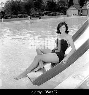 Judy Roberts qui a une tâche inhabituelle elle est un maillot de testeur, vu ici à l'oeuvre à l'échelle locale lido. Juin 1962 Banque D'Images