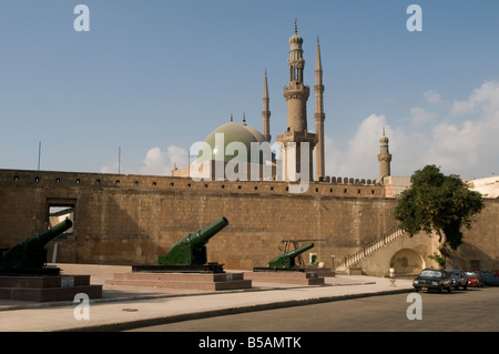 Dome et les minarets du Sultan al-Nasir Muhammad ibn Qala'un mosquée de Saladin ou Salaḥ ad-Dīn une citadelle fortification islamique médiévale au Caire, Egypte Banque D'Images