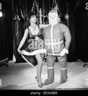 Tracy Kim modèle vu ici habillé pour la fête de Noël de bureau. 1960 E479-007 Banque D'Images