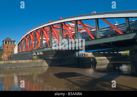 Trafford Road pont tournant sur le canal de Manchester Salford Angleterre Banque D'Images