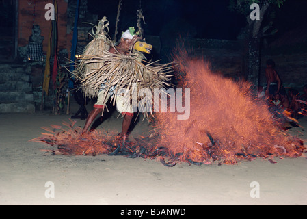 Une danseuse avec un animal masque dans une transe d'effectuer la danse du feu sur Bali Indonésie Asie Asie du sud-est Banque D'Images