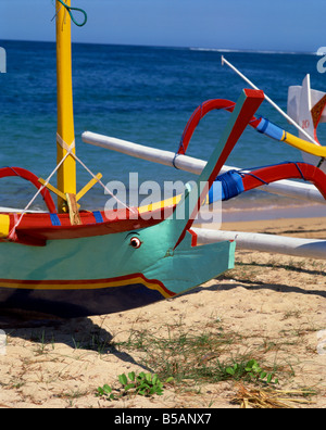 Close up de la proue d'un bateau de pêche à balancier sur la plage de Sanur Bali Indonésie Asie Banque D'Images