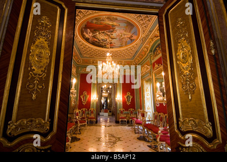 La salle rouge à l'intérieur de la Sala Roja Palacio del Marqués de Dos Aguas, qui abrite le musée de céramique. Valencia Espagne Banque D'Images