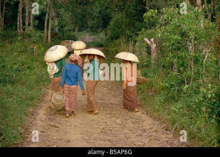 Les femmes et les enfants de retour de la diamond mines près de Martapura Bornéo Indonésie Asie C Leimbach Banque D'Images