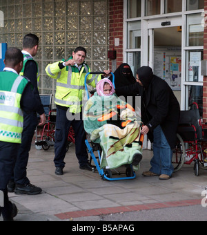 Un incendie a ravagé le dernier étage de la Royal Marsden Hospital à Londres obligeant les patients atteints de cancer et du personnel dans le froid, des dizaines Banque D'Images