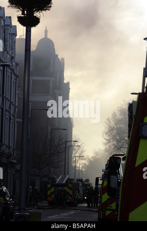 Un incendie a ravagé le dernier étage de la Royal Marsden Hospital à Londres obligeant les patients atteints de cancer et du personnel dans le froid, des dizaines Banque D'Images