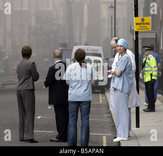 Un incendie a ravagé le dernier étage de la Royal Marsden Hospital à Londres obligeant les patients atteints de cancer et du personnel dans le froid, des dizaines Banque D'Images