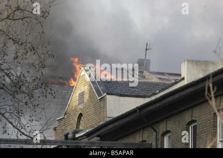 Un incendie a ravagé le dernier étage de la Royal Marsden Hospital à Londres obligeant les patients atteints de cancer et du personnel dans le froid, des dizaines Banque D'Images