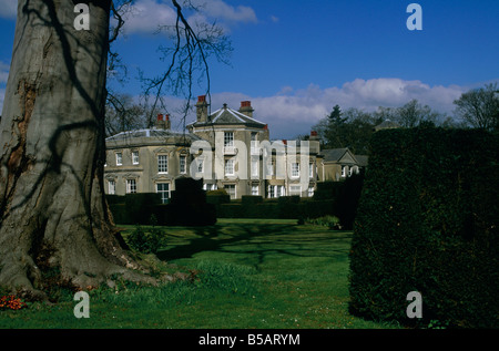 Hall Saxham Stately Home grande maison clipsé haies d'ifs GRAND SAXHAM SUFFOLK ANGLETERRE Banque D'Images