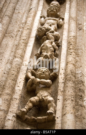 Détail de figures sculptées en pierre autour de l'embrasure de la Lonja de la Seda formellement un commodity exchange Valencia Espagne Banque D'Images