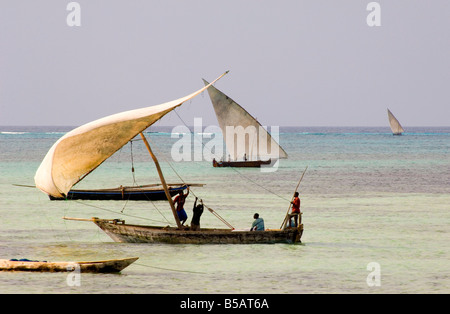 Les boutres de pêche de mettre les voiles dans l'après-midi de Nungwi, Zanzibar Tanzanie Afrique Afrique de l'Est Banque D'Images