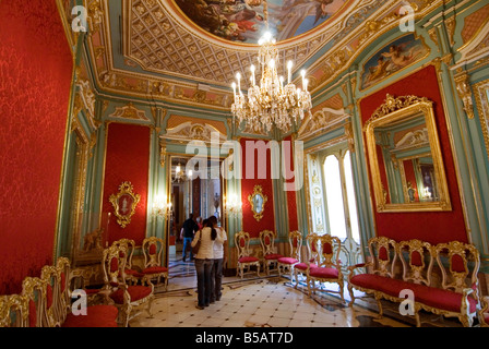 La salle rouge à l'intérieur de la Sala Roja Palacio del Marqués de Dos Aguas, qui abrite le musée de céramique. Valence. Espagne Banque D'Images