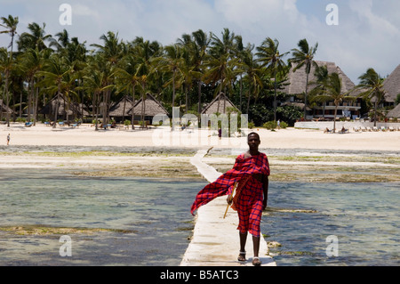 Une tribu Masai sur la promenade de la mer près de l'hôtel Karafuu Karafuu Beach Resort Zanzibar Tanzanie Afrique Afrique de l'Est Banque D'Images