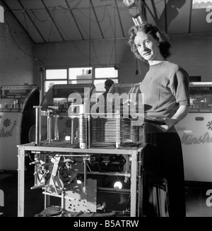 Kathleen Craig juke box reine qui sélectionne les enregistrements pour juke-box. 1956 A516-003 Banque D'Images